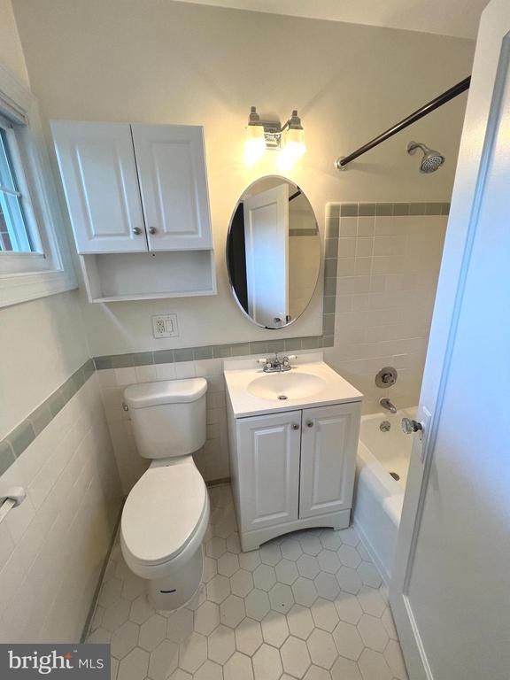3134 Martha Custis Dr, Alexandria, VA 22302