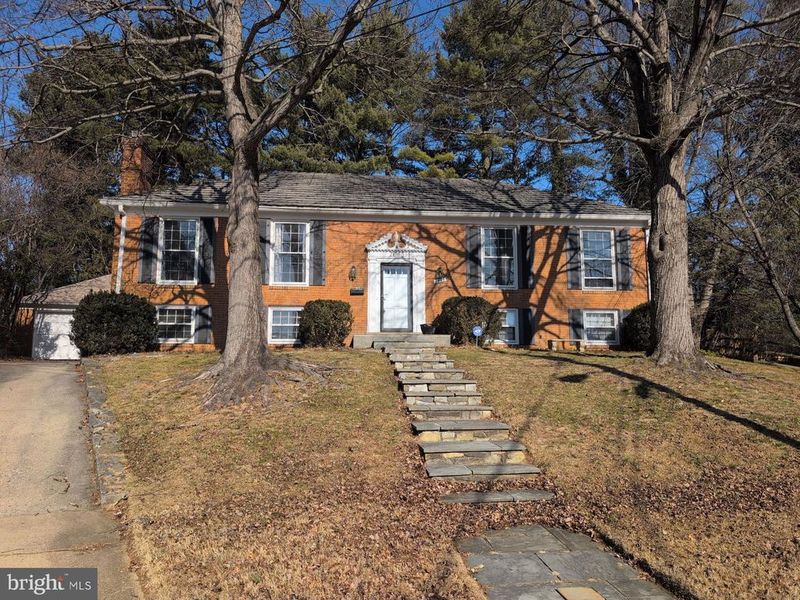 7063 Wolftree Ln, Rockville, MD 20852