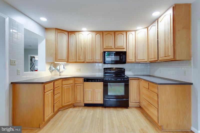 5834 Pratt St, Alexandria, VA 22310