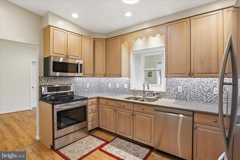 10009 Fairoaks Rd, Vienna, VA 22181