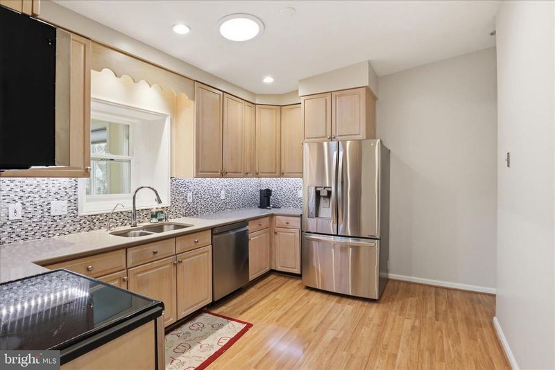 10009 Fairoaks Rd, Vienna, VA 22181