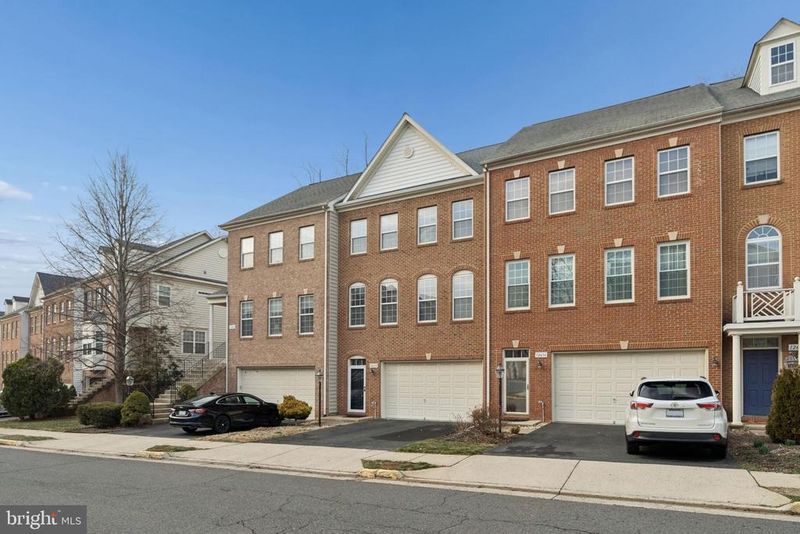 12638 Heron Ridge Dr, Fairfax, VA 22030