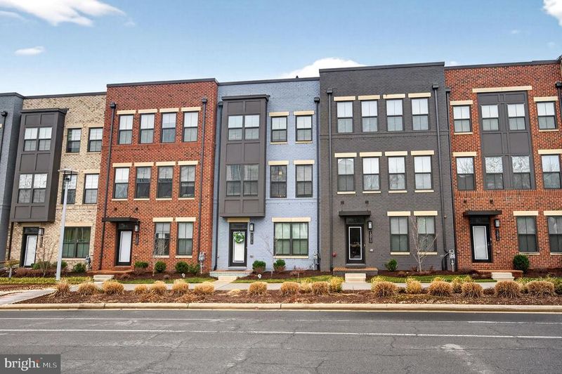 13010 Hattontown Sq, Herndon, VA 20171