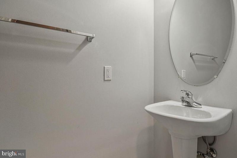 8045 Gatehouse Rd #17, Falls Church, VA 22042
