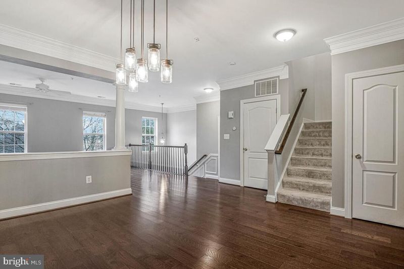 8045 Gatehouse Rd #17, Falls Church, VA 22042