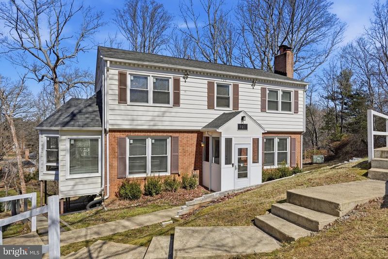 721 Upham Pl NW, Vienna, VA 22180