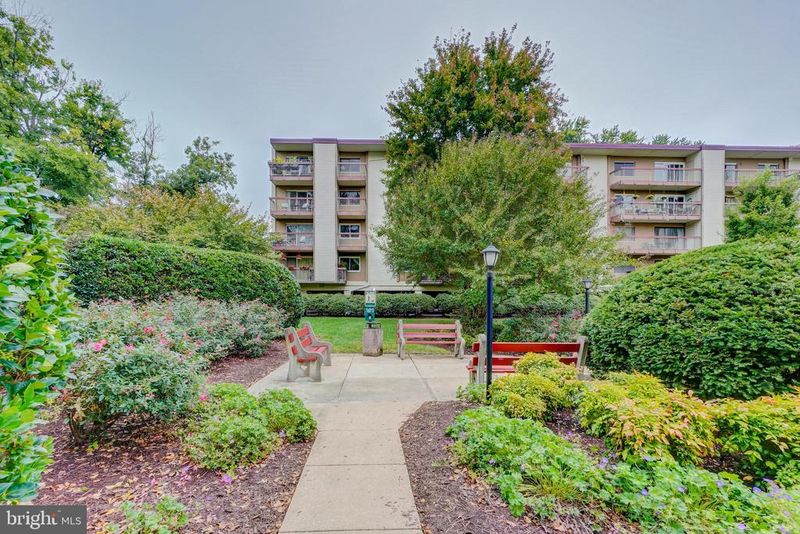 7400 Lakeview Dr #405, Bethesda, MD 20817