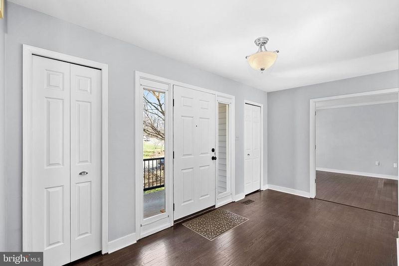 105 Country Rd, Potomac Falls, VA 20165