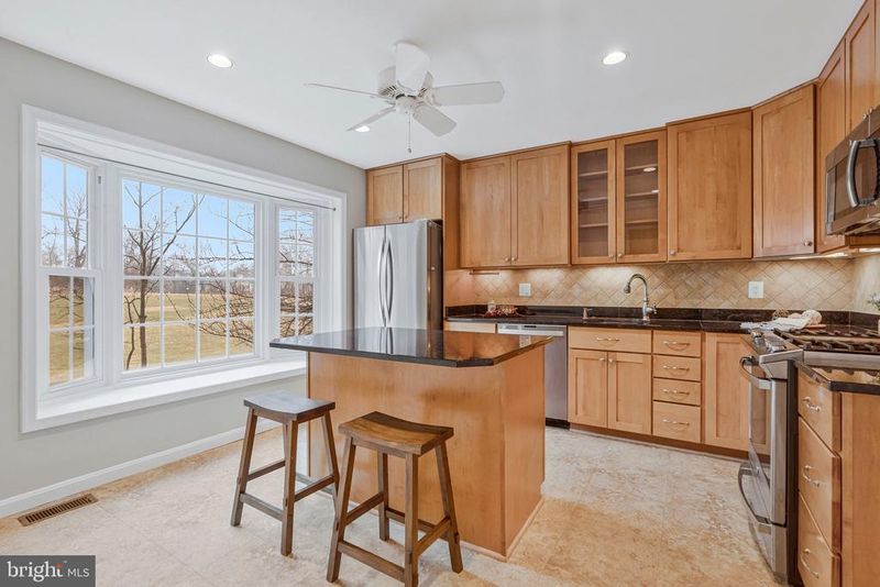 10106 Bushman Dr, Oakton, VA 22124
