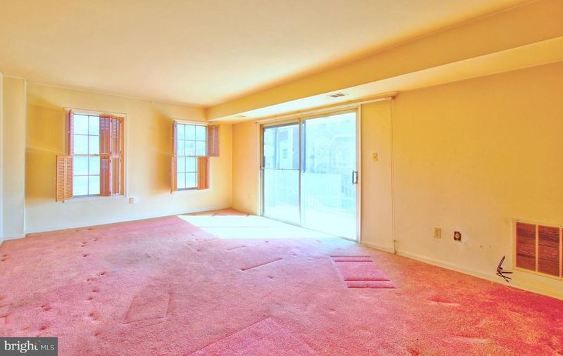 7856 Lakecrest Dr, Greenbelt, MD 20770