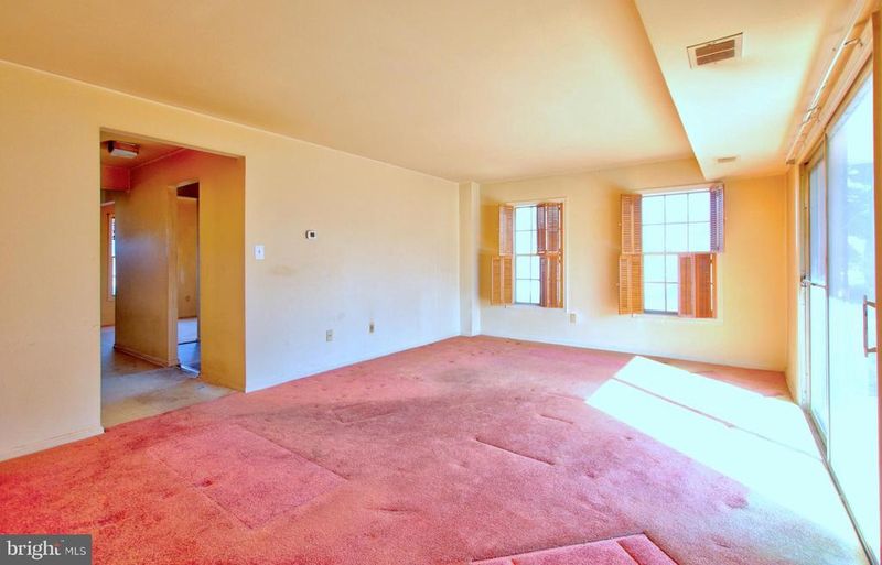 7856 Lakecrest Dr, Greenbelt, MD 20770