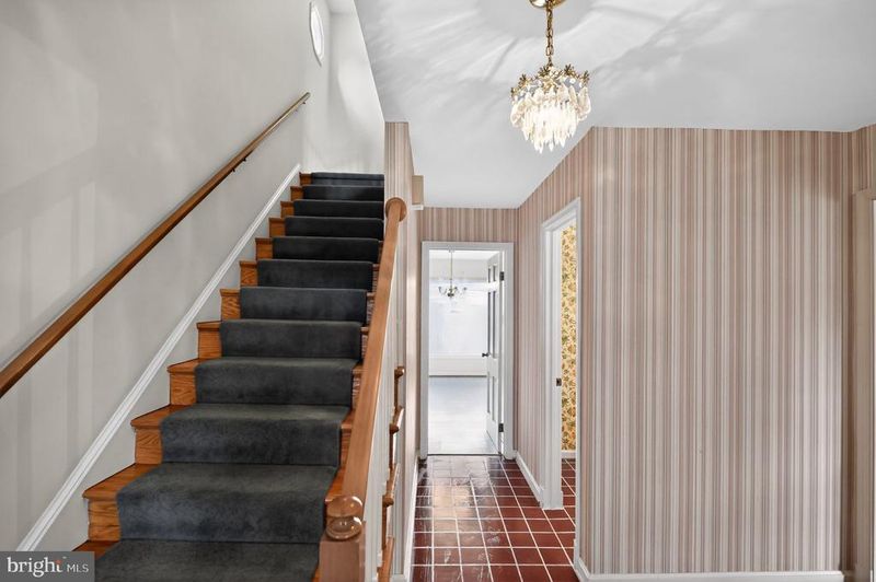 8624 Redwood Dr, Vienna, VA 22180