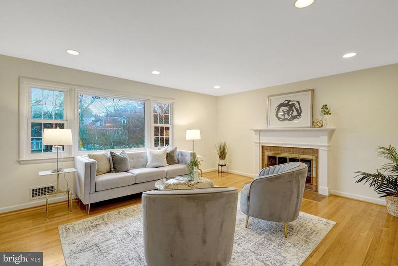2526 N George Mason Dr, Arlington, VA 22207