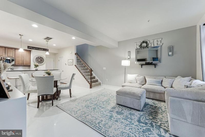 6908 Kona Dr, Gainesville, VA 20155