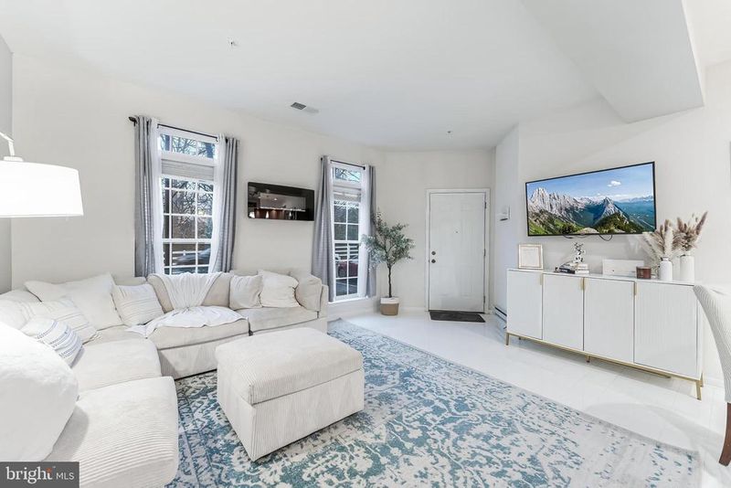 6908 Kona Dr, Gainesville, VA 20155