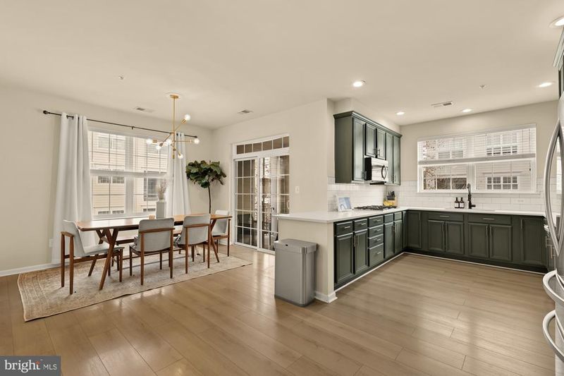 4420 Beechstone Ln #B, Fairfax, VA 22033