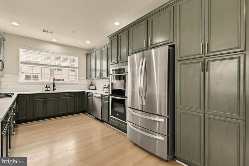 4420 Beechstone Ln #B, Fairfax, VA 22033