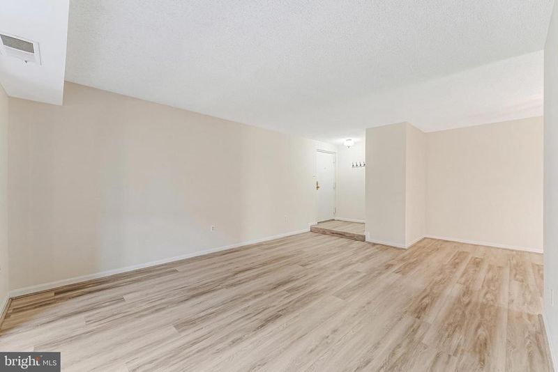 10218 Bushman Dr #101, Oakton, VA 22124