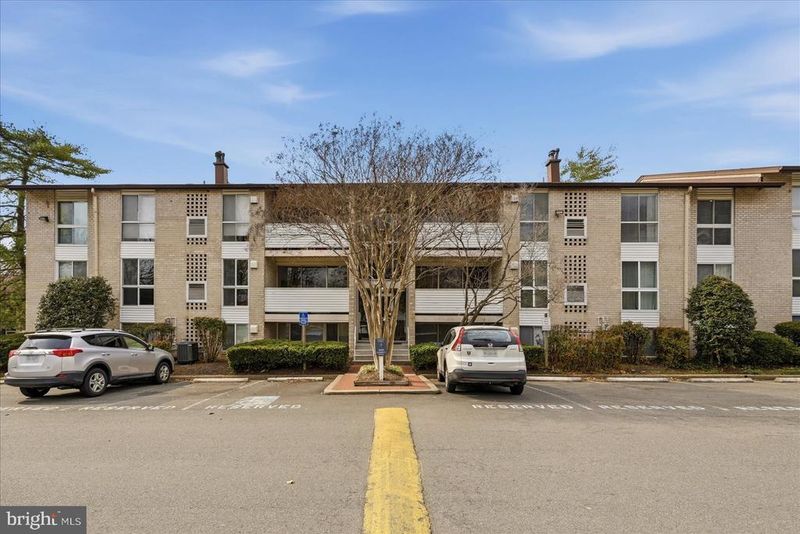5608 Bloomfield Dr #101, Alexandria, VA 22312