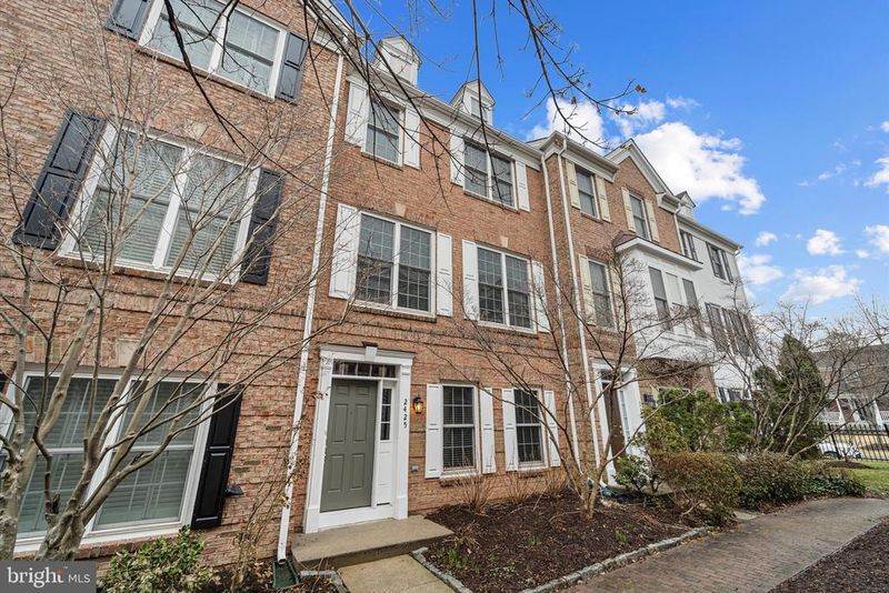 2425 Huntington Park Dr, Alexandria, VA 22303