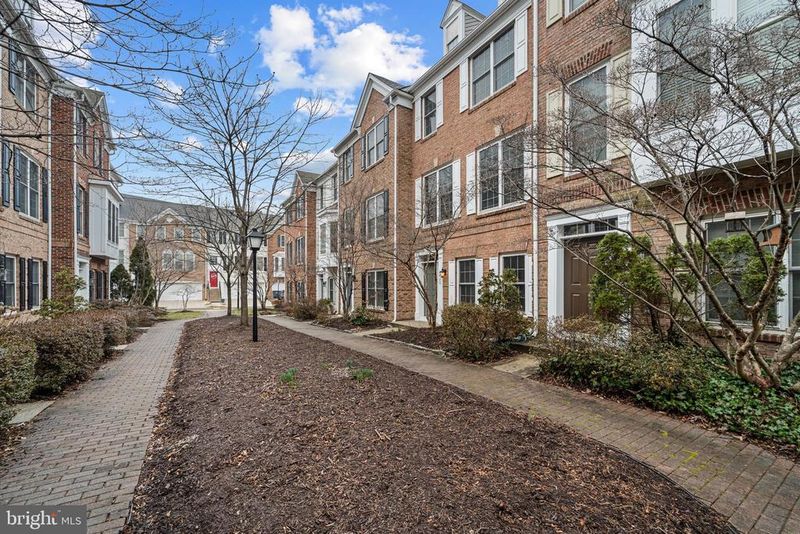 2425 Huntington Park Dr, Alexandria, VA 22303