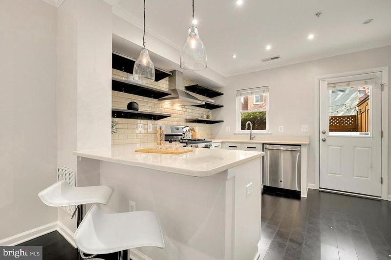 924 4th St SE, Washington, DC 20003
