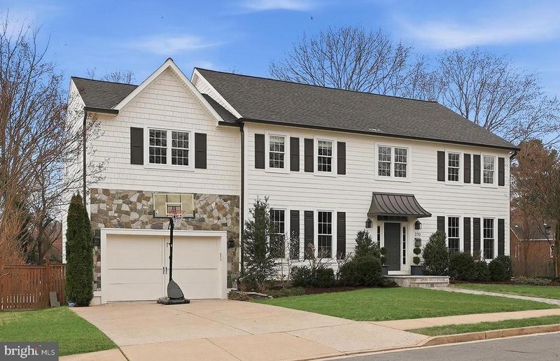 370 Holmes Dr NW, Vienna, VA 22180