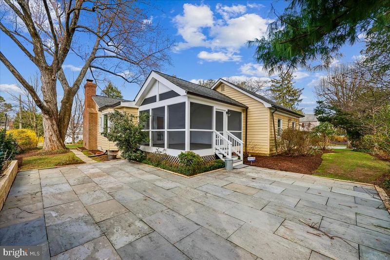 9814 Gartrell Pl, Kensington, MD 20895