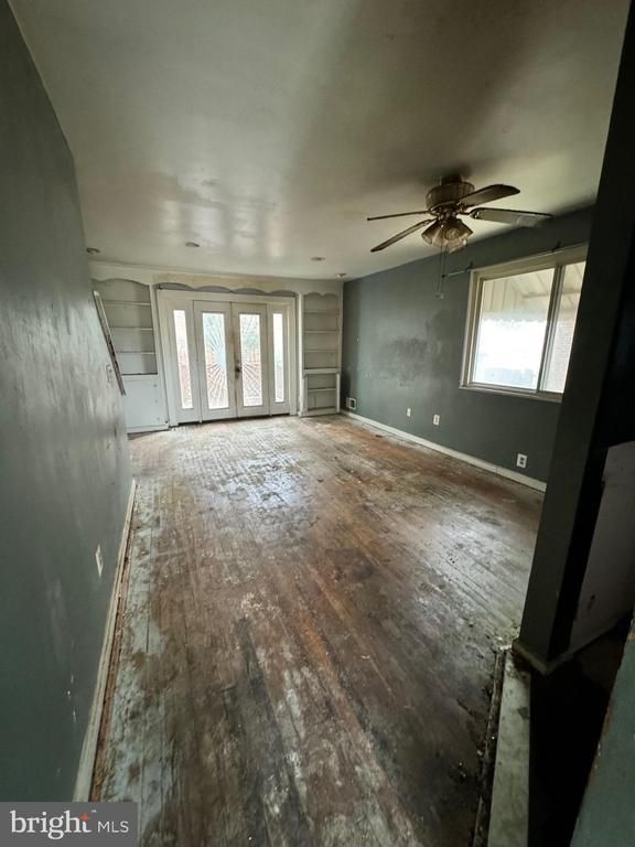 607 Hampton Dr, Oxon Hill, MD 20745