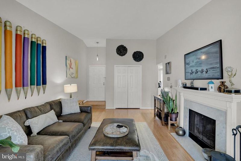 11 Pickering Ct #11-201, Germantown, MD 20874