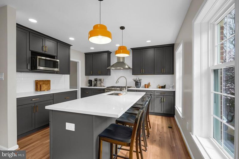 5934 Munson Ct, Falls Church, VA 22041