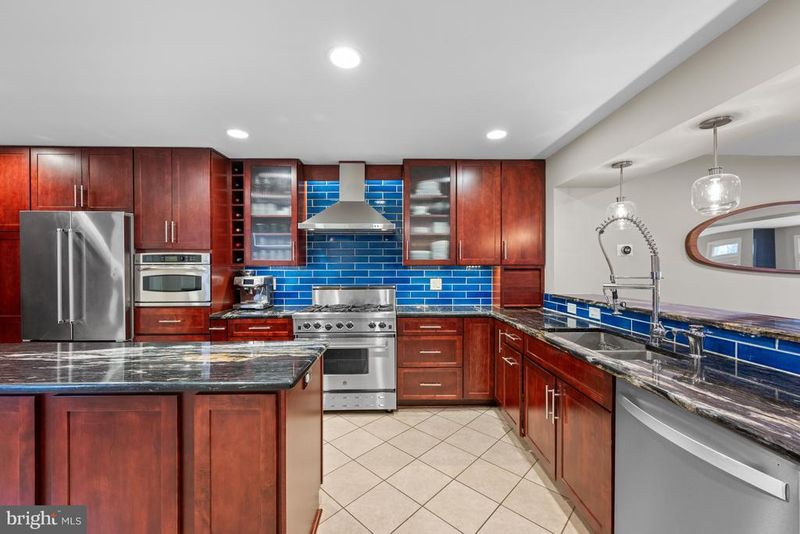 10806 Whiterim Dr, Potomac, MD 20854