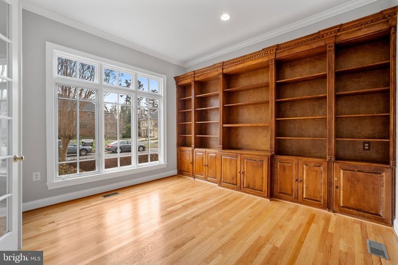 6723 Honesty Dr, Bethesda, MD 20817