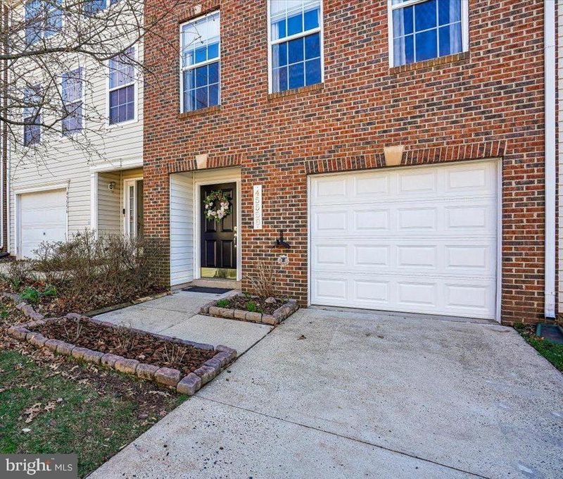 45558 Lakemont Sq, Sterling, VA 20165