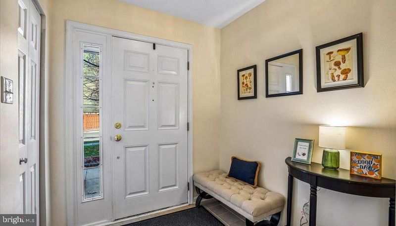 45558 Lakemont Sq, Sterling, VA 20165