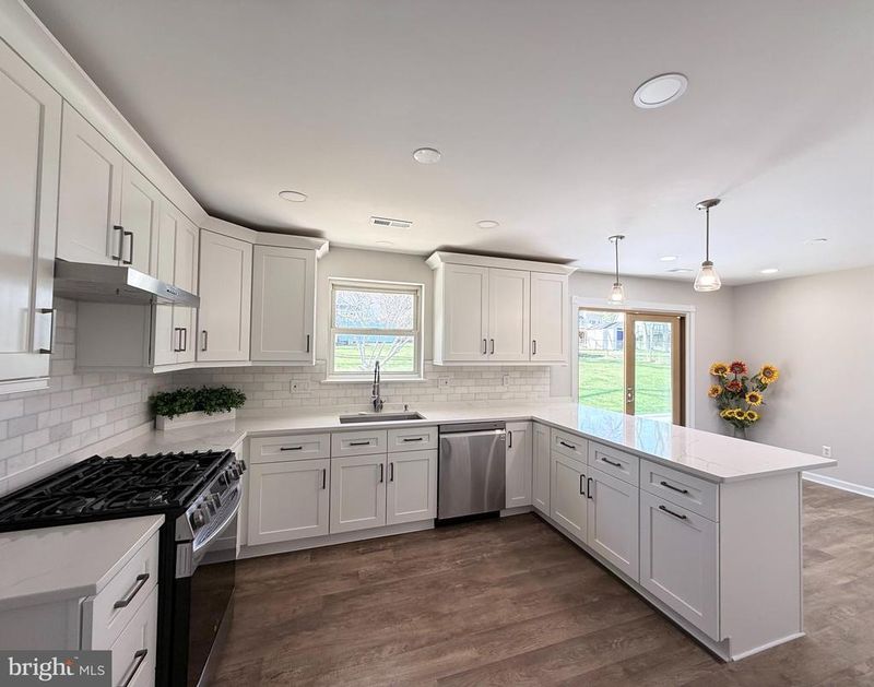 5210 Lindsay St, Fairfax, VA 22032