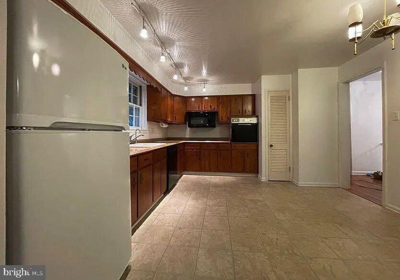 3637 38th St N, Arlington, VA 22207