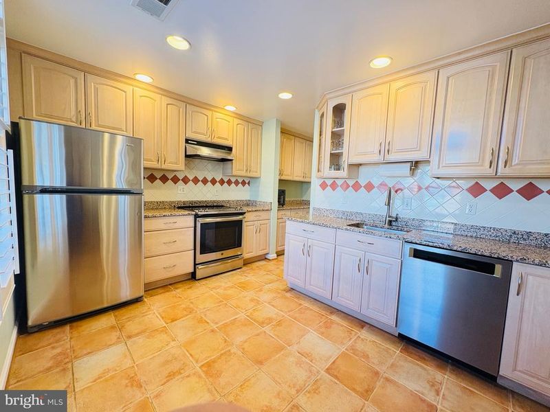 1661 S Hayes St #2, Arlington, VA 22202