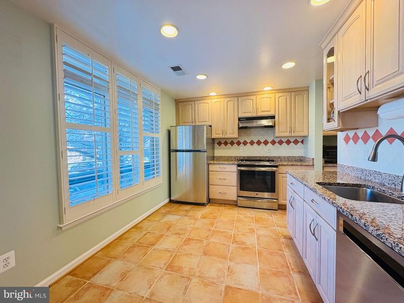 1661 S Hayes St #2, Arlington, VA 22202