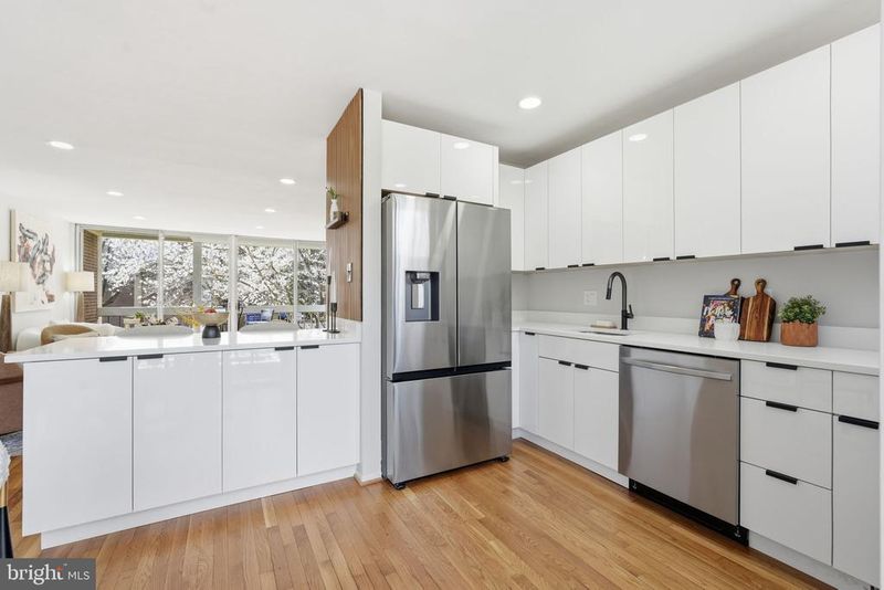 11526 Maple Ridge Rd, Reston, VA 20190