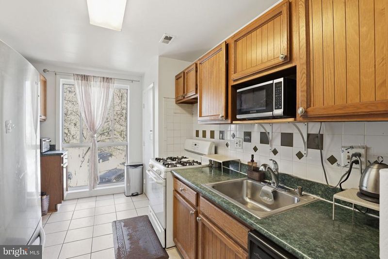 5616 Bismach Dr #101, Alexandria, VA 22312