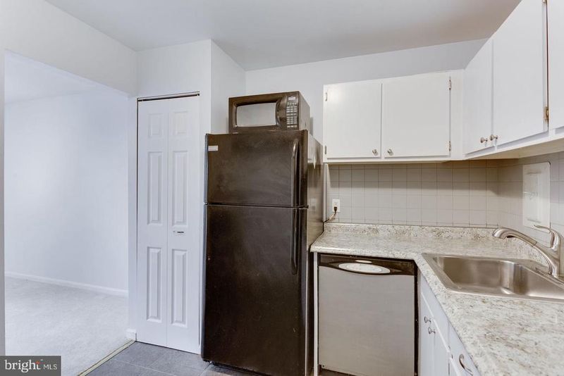 26 Canterbury Sq #202, Alexandria, VA 22304