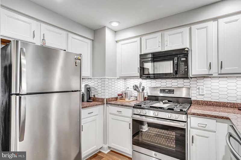 4480 Market Commons Dr #412, Fairfax, VA 22033
