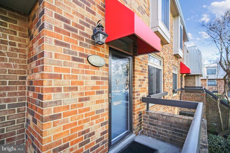 1657 S Hayes St #B, Arlington, VA 22202