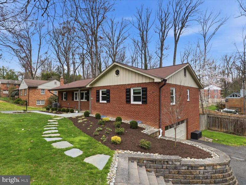 6424 Walters Woods Dr, Falls Church, VA 22044