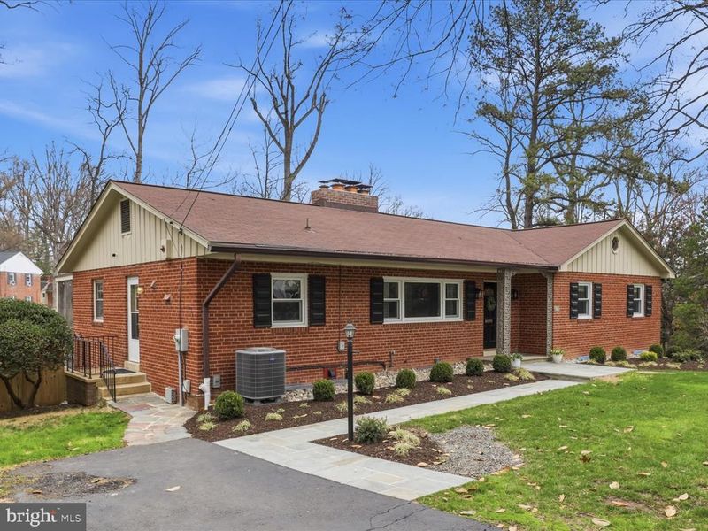 6424 Walters Woods Dr, Falls Church, VA 22044