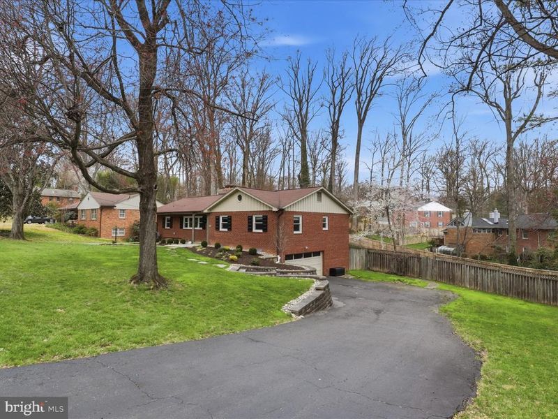 6424 Walters Woods Dr, Falls Church, VA 22044