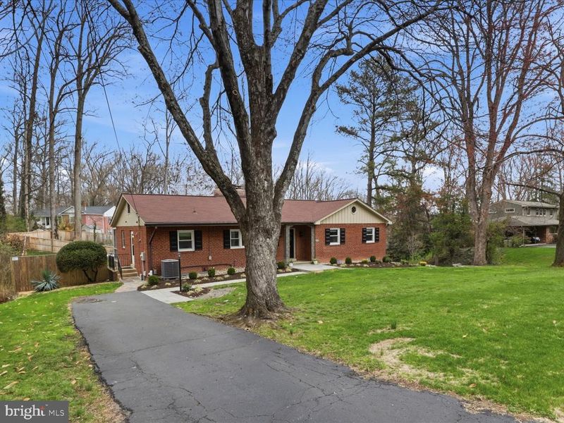 6424 Walters Woods Dr, Falls Church, VA 22044