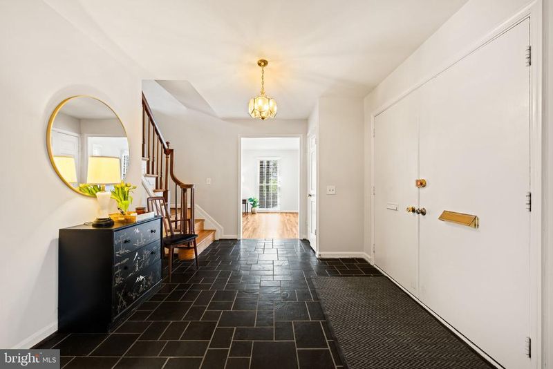 3705 Templeton Pl, Alexandria, VA 22304