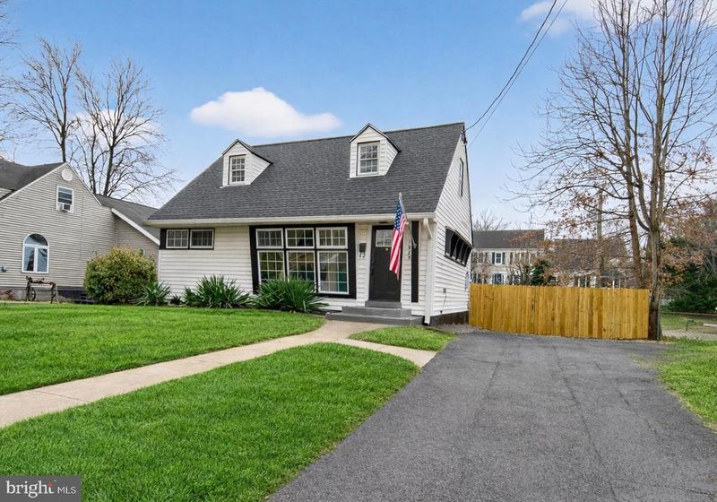 1925 Rollins Dr, Alexandria, VA 22307